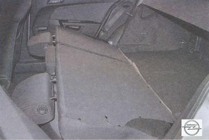 Опускание правой спинки задних сидений на автомобиле Opel Astra