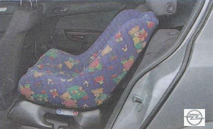 Установленное детское сиденье на автомобиле Opel Astra