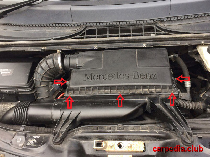 Расположение крепления крышки воздушного фильтра на автомобиле Mercedes-Benz Vito W639 2007