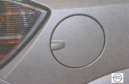 Откидная крышка топливного бака на автомобиле Opel Astra