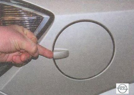 Открывание откидной крышки бака на автомобиле Opel Astra