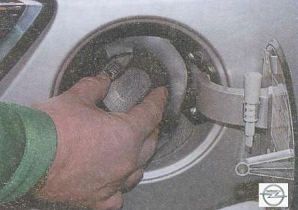 Открывание крышки бензобака на автомобиле Opel Astra