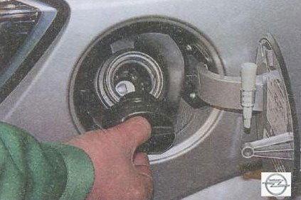 Снятие пробки бензобака на автомобиле Opel Astra