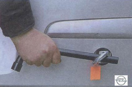 Вкручивание буксировочной проушины  на автомобиле Opel Astra