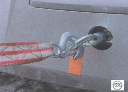 Закрепление крюка буксировочного троса на автомобиле Opel Astra
