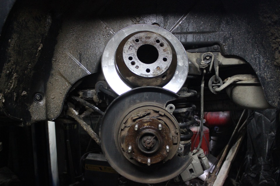 Снять барабан для регулировки стояночного тормоза на автомобиле Hyundai Santa Fe CM 2006-2012