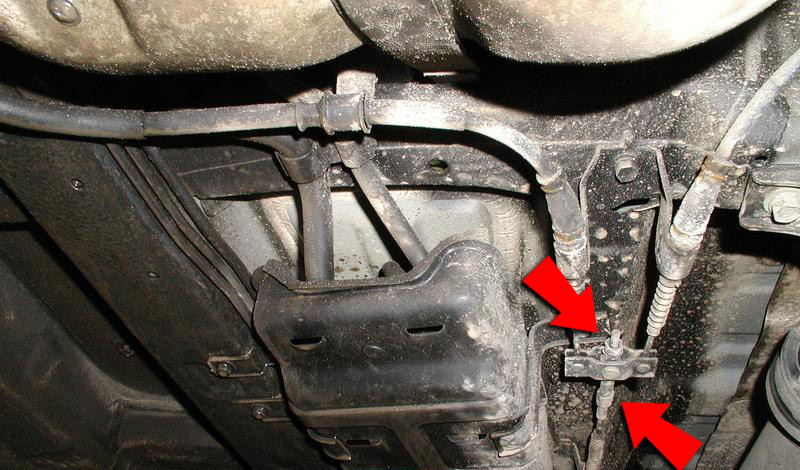 Ослабить натяжение стояночного тормоза под автомобилем Hyundai Santa Fe CM 2006-2012