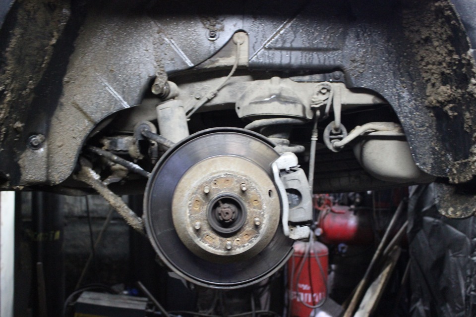 Снять заднее колесо для регулировки ручника на автомобиле Hyundai Santa Fe CM 2006-2012