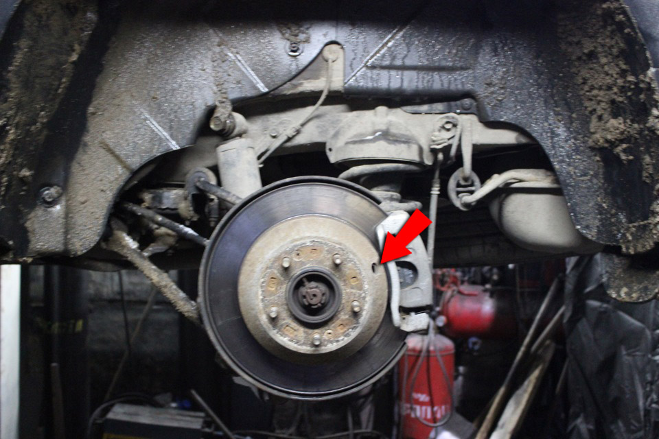 Отверстие для регулировки стояночного тормоза на автомобиле Hyundai Santa Fe CM 2006-2012