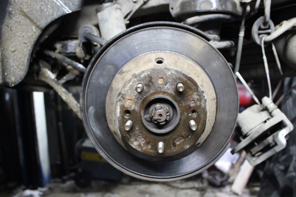 Снять тормозной суппорт заднего колеса на автомобиле Hyundai Santa Fe CM 2006-2012