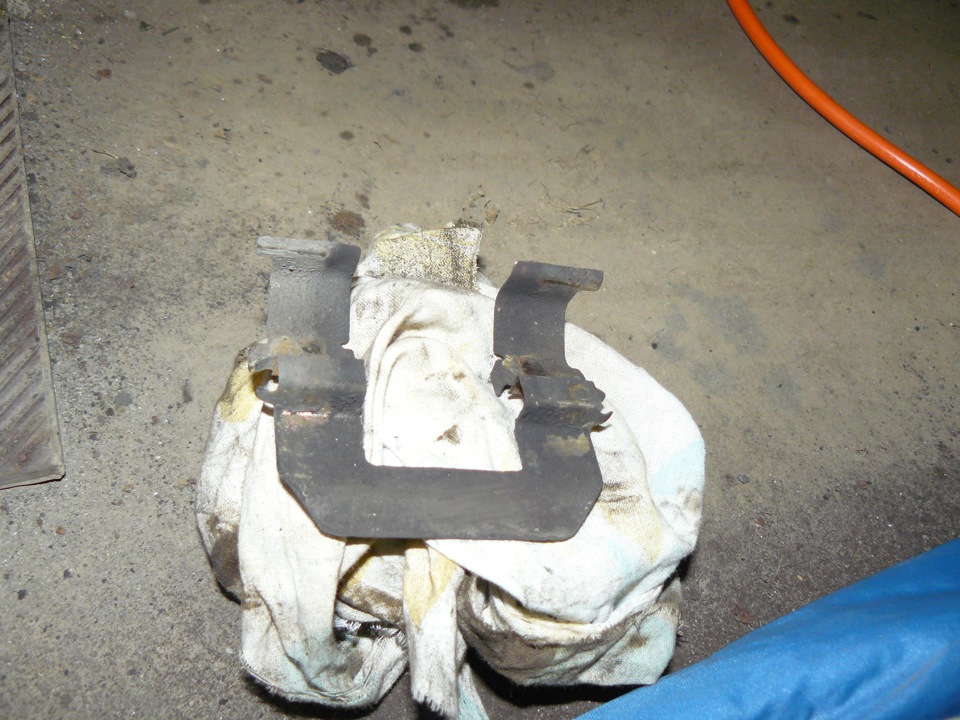 Снять направляющие пластины переднего суппорта на автомобиле Hyundai Santa Fe CM 2006-2012