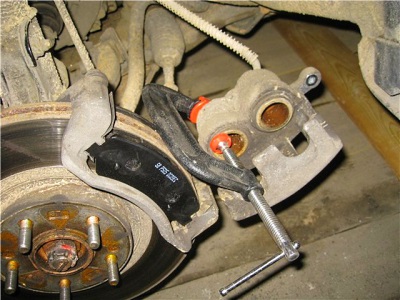 Утопить поршень переднего суппорта на автомобиле Hyundai Santa Fe CM 2006-2012