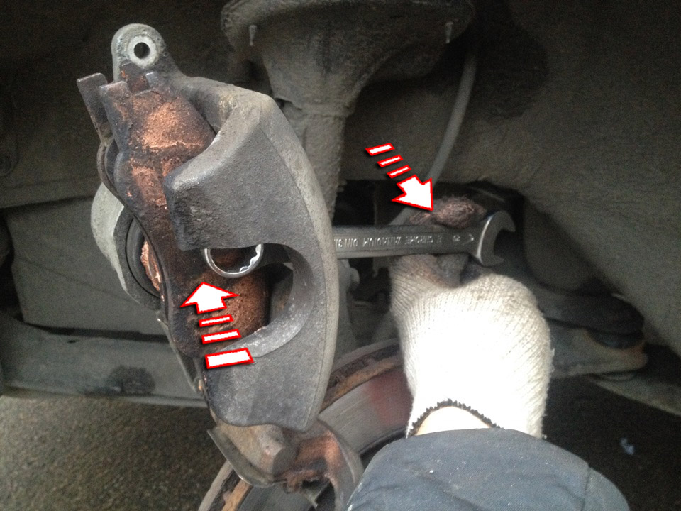 Переместить поршень передних колодок на автомобиле Hyundai Santa Fe CM 2006-2012