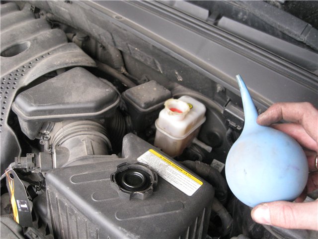 Откачать тормозную жидкость на автомобиле Hyundai Santa Fe CM 2006-2012