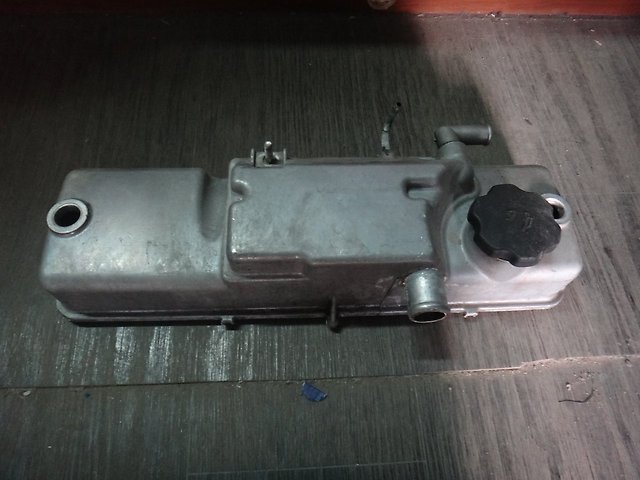 Снятая крышка головки блока цилиндров 8-клапанного двигателя Лада Гранта (ВАЗ 2190)