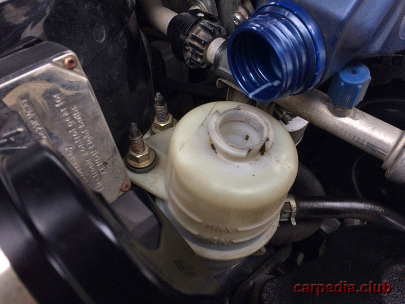 Долить жидкость в бачок гидроусилителя руля на автомобиле Mitsubishi Galant IX