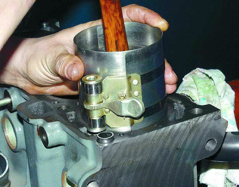 Выталкивание из оправки поршня в цилиндр двигателя Лада Гранта (ВАЗ 2190)