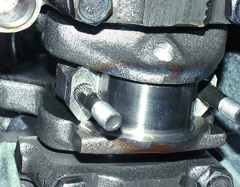 Установка нижней головки шатуна на шейку коленчатого вала двигателя Лада Гранта (ВАЗ 2190)