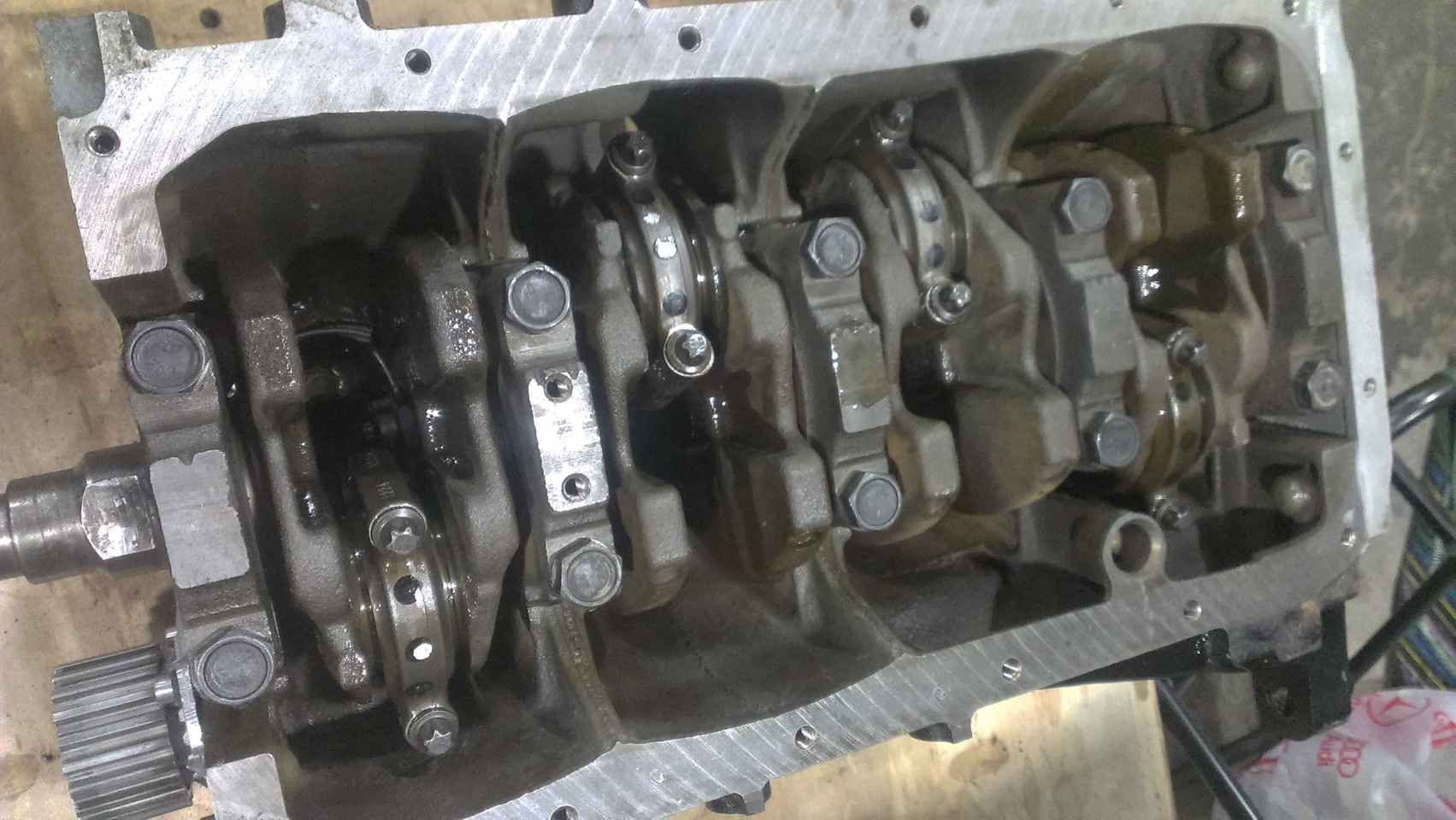 Установленные шатуны в двигателе Лада Гранта (ВАЗ 2190)