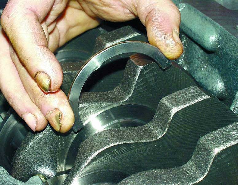 Установка сталеаллюминиевого полукольца в проточку опоры третьего коренного подшипника коленчатого вала двигателя Лада Гранта (ВАЗ 2190)