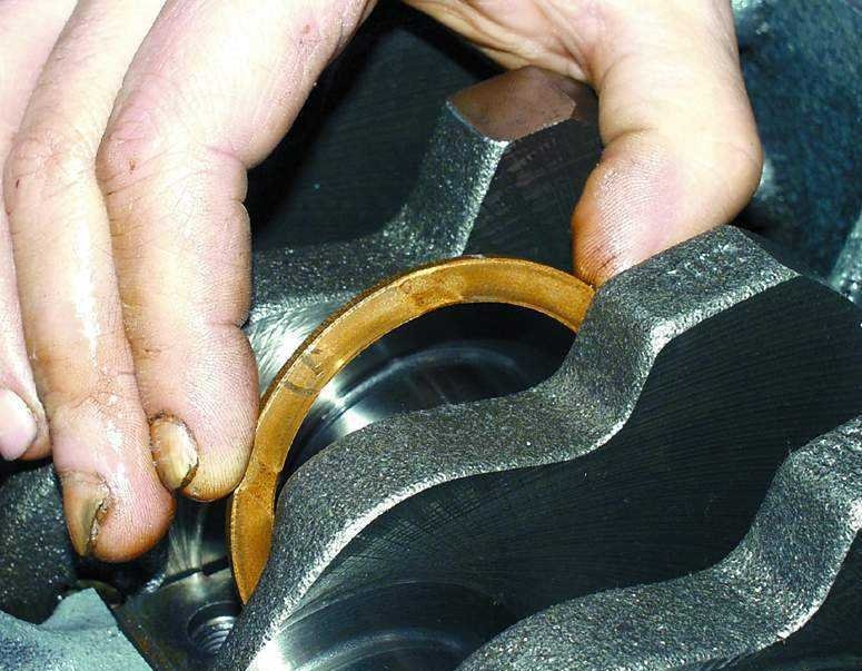 Установка металлокерамического полукольца в проточку опоры третьего коренного подшипника коленчатого вала двигателя Лада Гранта (ВАЗ 2190)
