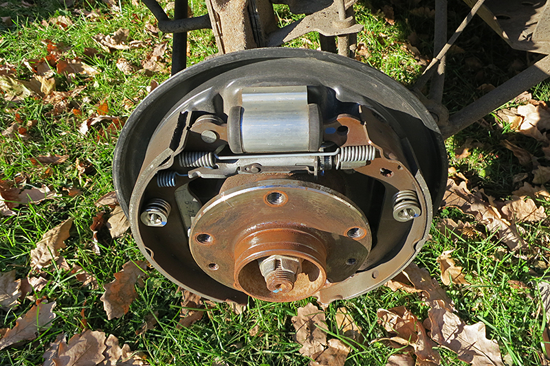 Установленные элементы заднего тормозного механизма Renault Duster
