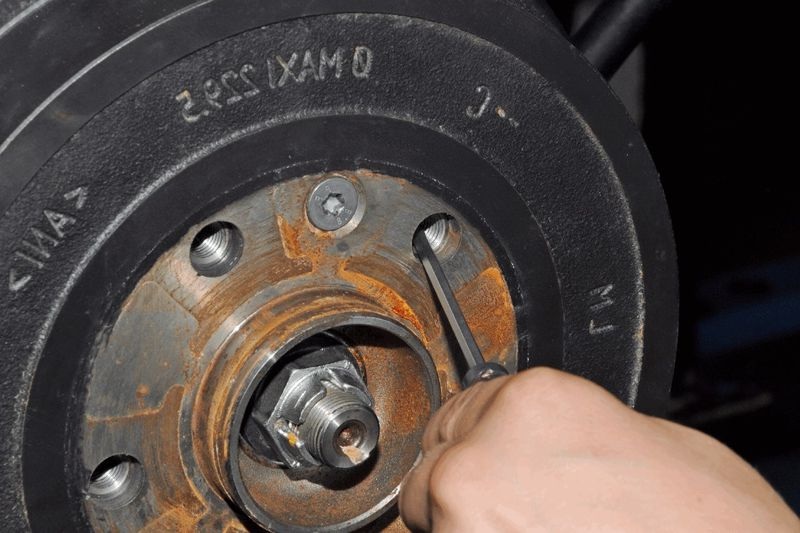 Поиск храповой гайки механизма автоматической регулировки зазора между колодками и барабаном заднего тормозного механизма правого колеса Renault Duster