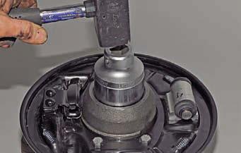 Выпрессовка подшипника из кулака правого заднего колеса Renault Duster