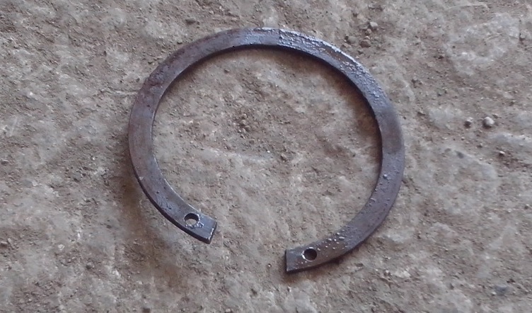 Снятое стопорное кольцо ступичного подшипника Renault Duster