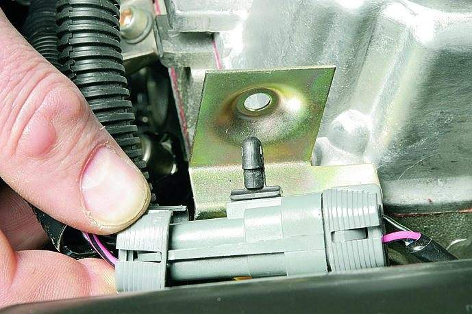Снятие колодки жгутов проводов управления форсунками из кронштейна двигателя ВАЗ-21126 Лада Гранта (ВАЗ 2190)