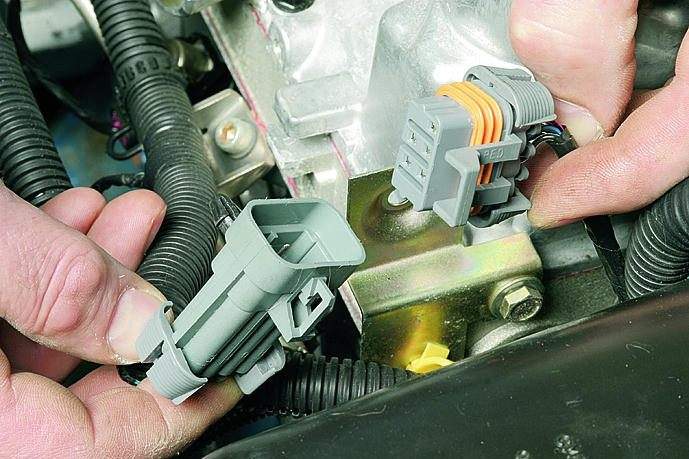 Отсоединение колодки жгута проводов форсунок от жгута проводов системы управления двигателем ВАЗ-21126 Лада Гранта (ВАЗ 2190)