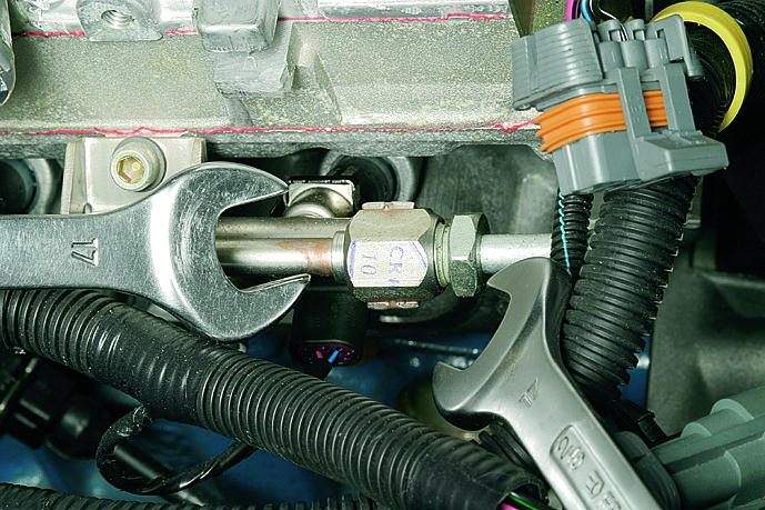 Откручивание штуцера трубки топливной рампы от шланга подвода топлива двигателя ВАЗ-21126 Лада Гранта (ВАЗ 2190)
