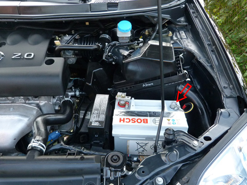 Расположение клеммы "минус" на аккумуляторной батарее Nissan Primera P12 2001 - 2007