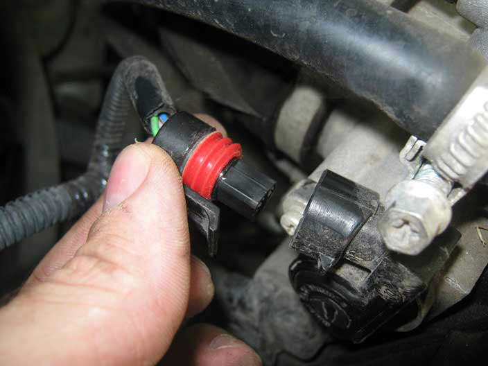 Отсоединение колодки жгута проводов системы управления двигателем от датчика положения дроссельной заслонки Лада Гранта (ВАЗ 2190)