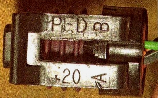 Маркировка выводов на фиксаторе штекера проводов датчика положения дроссельной заслонки Лада Гранта (ВАЗ 2190)
