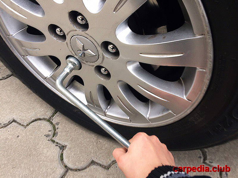 Проверить затяжки крепления гаек колеса на автомобиле Mitsubishi Galant IX