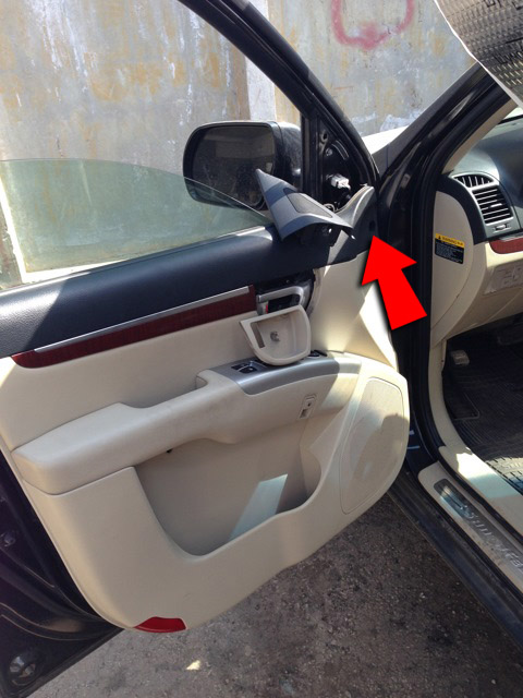 Крепление обшивки передней двери под треугольником зеркала Hyundai Santa Fe CM 2006-2012