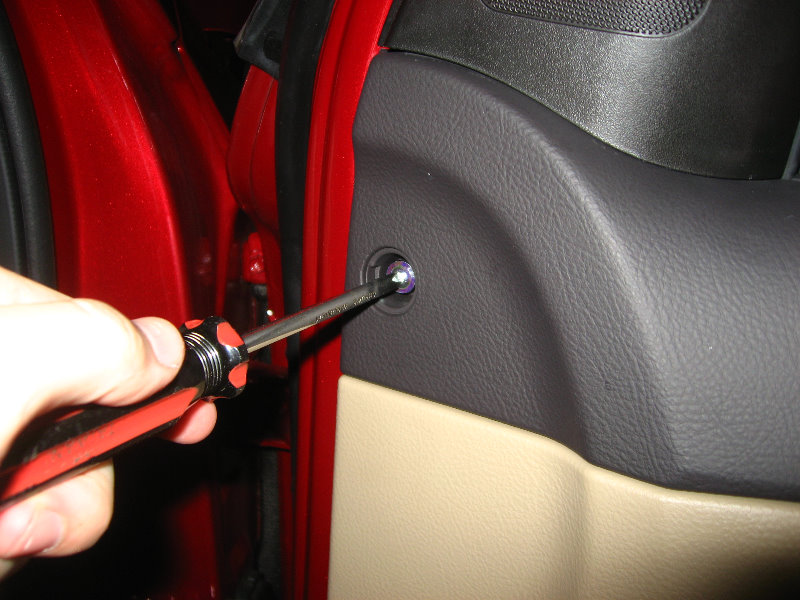 Открутить верхнее крепление обшивки передней двери Hyundai Santa Fe CM 2006-2012