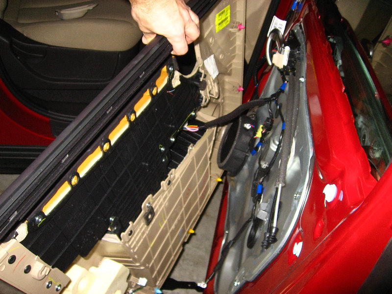 Отвести карту передней двери на Hyundai Santa Fe CM 2006-2012
