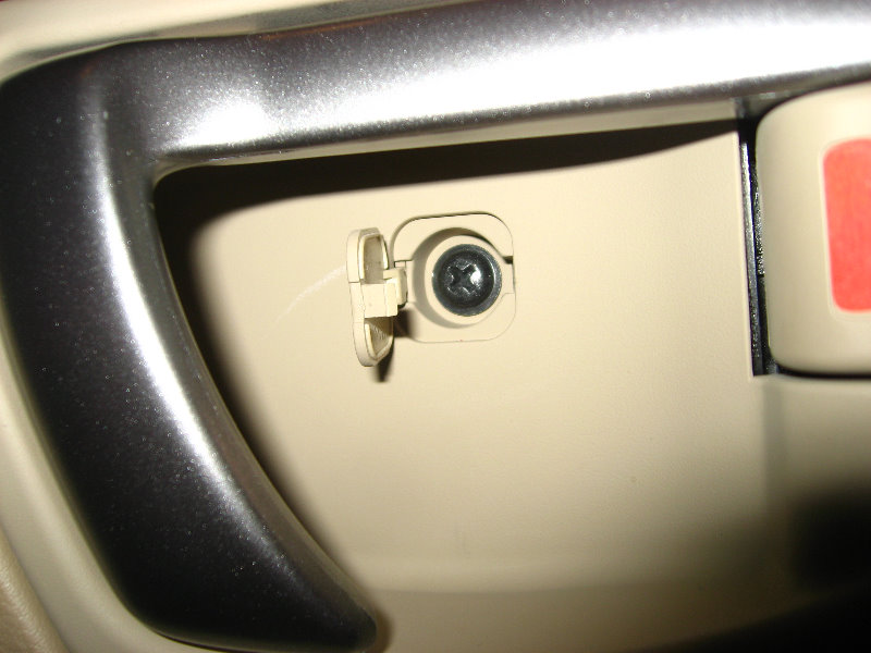 Открутить крепление рамки внутренней ручки двери Hyundai Santa Fe CM 2006-2012