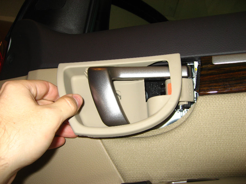 Поддеть заглушку внутренней ручки двери Hyundai Santa Fe CM 2006-2012