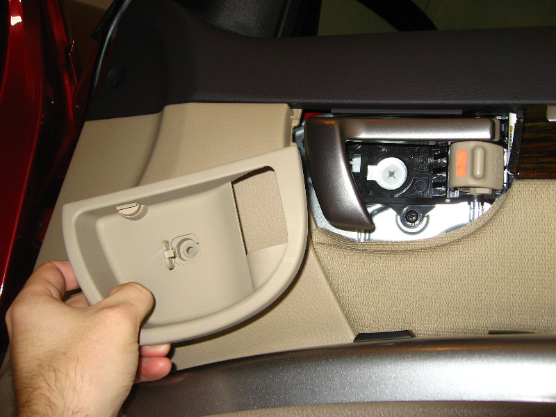 Снять накладку внутренней ручки двери Hyundai Santa Fe CM 2006-2012