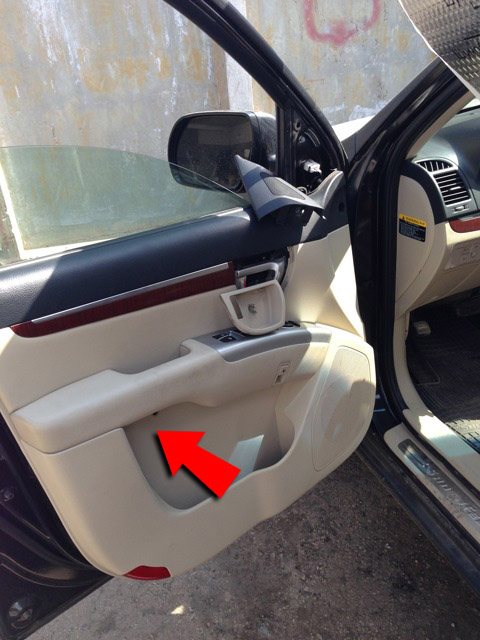 Расположение крепления карты двери под подлокотником Hyundai Santa Fe CM 2006-2012