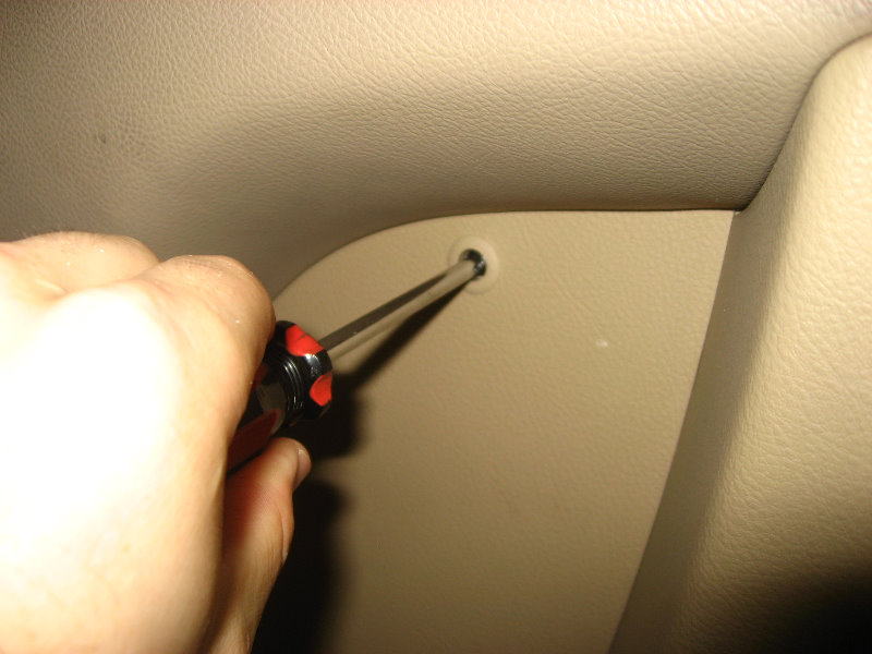 Открутить крепление карты двери Hyundai Santa fe CM 2006-2012
