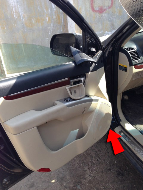 Расположение крепления карты двери пол динамиком Hyundai Santa Fe CM 2006-2012
