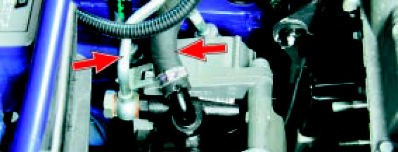 Проверяем состояние шлангов и трубопроводов, соединяющих насос, бачок и рулевой механизм Fiat Doblo