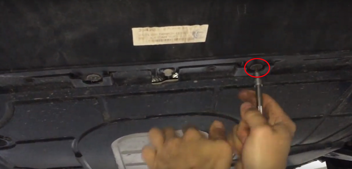 Откручиваем болты крепления в передней части автомобиля 3 Fiat Doblo