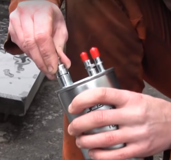 Вставляем регулировочный клапан до упора в новый топливный фильтр Fiat Doblo