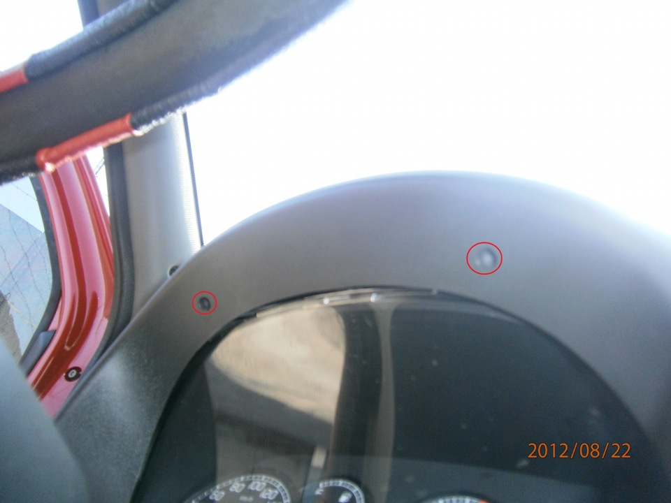 Откручиваем 2 самореза сверху панели откручиваются при помощи шестигранного ключа и откручиваем, при помощи отвертки с крестовым сечением, 2 оставшихся самореза снизу панели Fiat Doblo