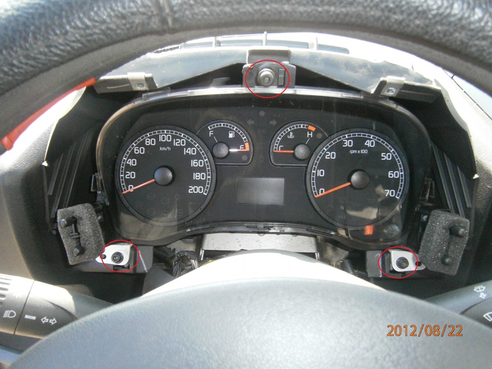 After removing the dashboard guard, you will find 4 more bolts that need to be unscrewed in the Fiat Doblo dashboard